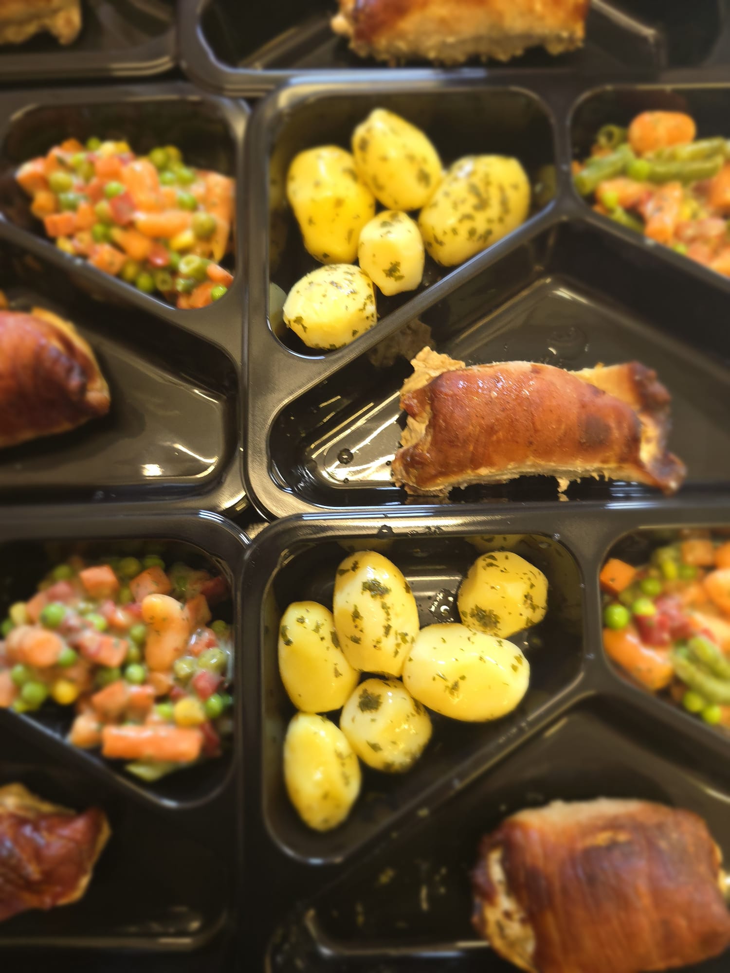 Frische Essen auf Rädern Mahlzeiten